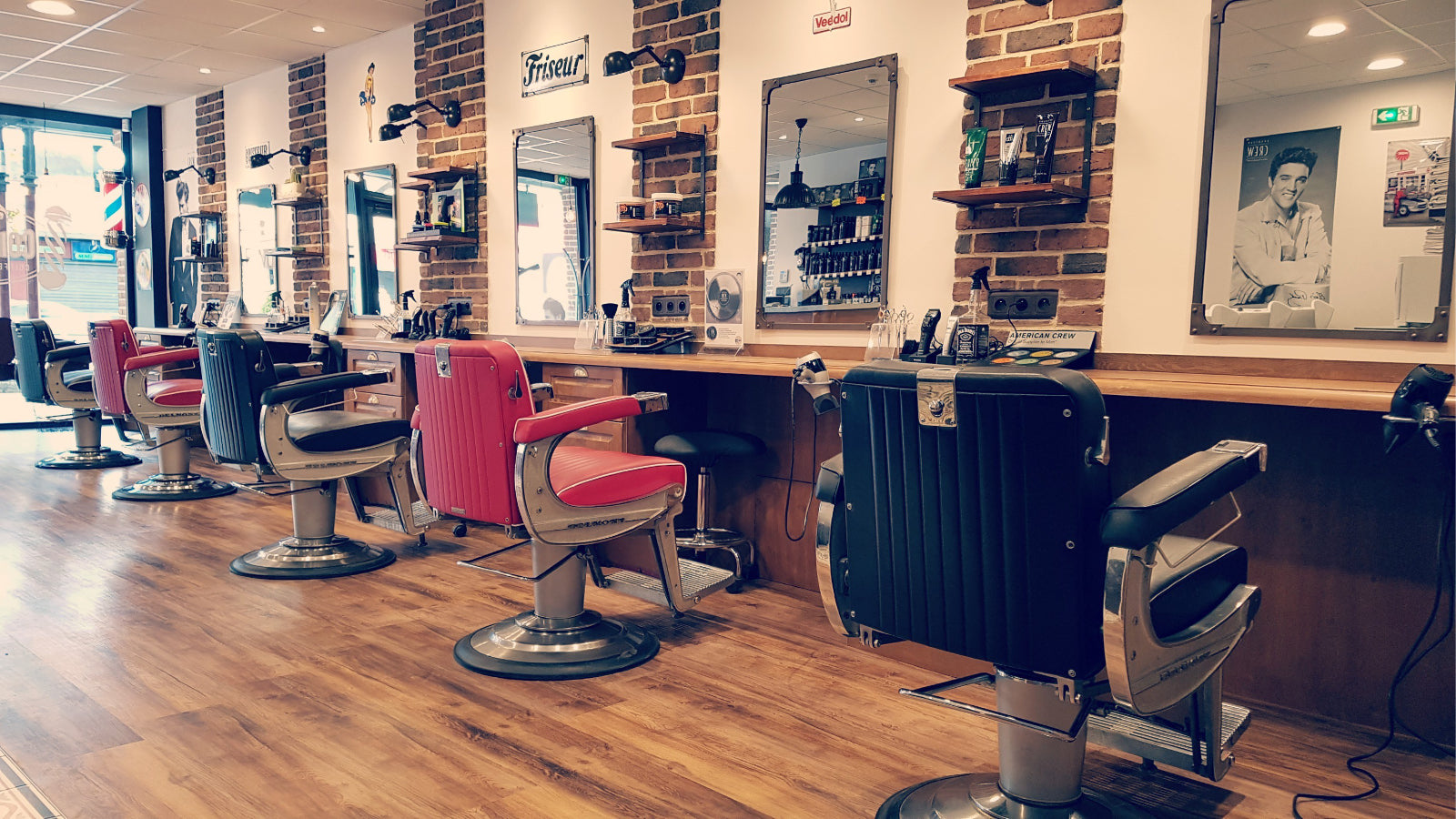 Attracting a Flourishing Clientele to Your Salon: The Key Role of cliCHair's Premium Products